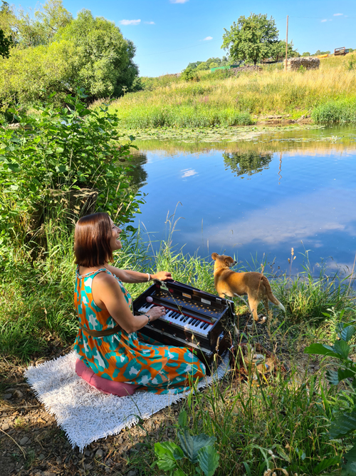 Eva spielt Harmonium